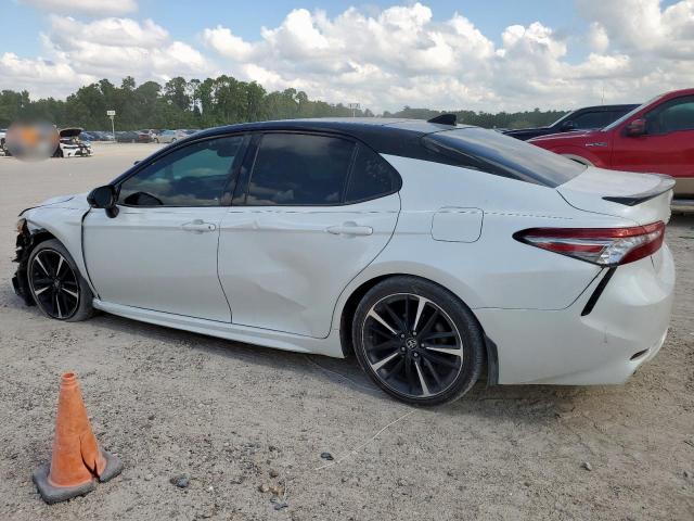 4T1BZ1HK6JU017370 - 2018 TOYOTA CAMRY XSE WHITE photo 2