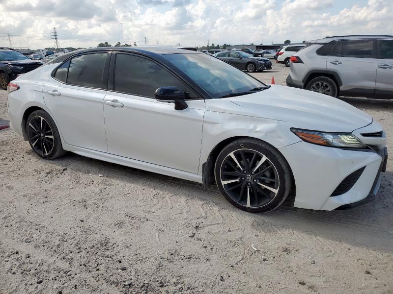 4T1BZ1HK6JU017370 - 2018 TOYOTA CAMRY XSE WHITE photo 4