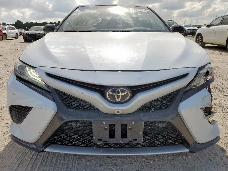4T1BZ1HK6JU017370 - 2018 TOYOTA CAMRY XSE WHITE photo 5