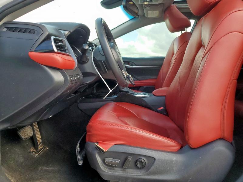 4T1BZ1HK6JU017370 - 2018 TOYOTA CAMRY XSE WHITE photo 7