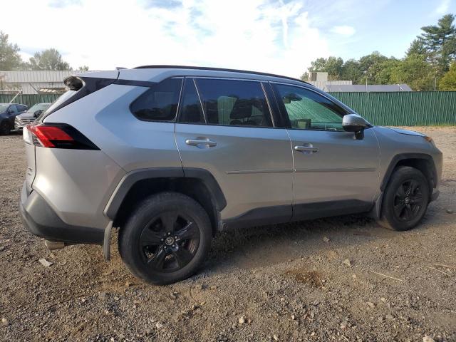 JTMP1RFVXKD028063 - 2019 TOYOTA RAV4 XLE Srebrny zdjęcie 3
