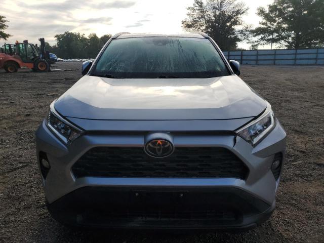 JTMP1RFVXKD028063 - 2019 TOYOTA RAV4 XLE Srebrny zdjęcie 5