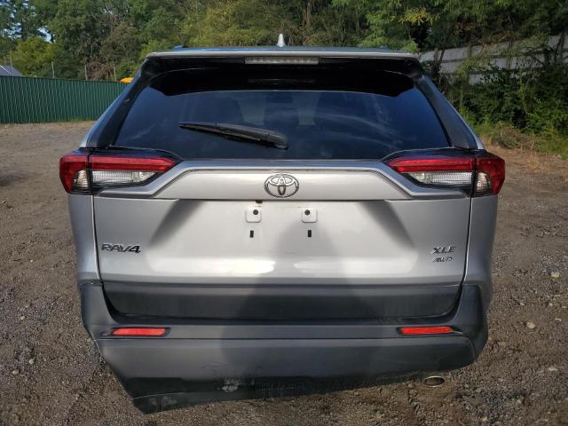 JTMP1RFVXKD028063 - 2019 TOYOTA RAV4 XLE Srebrny zdjęcie 6