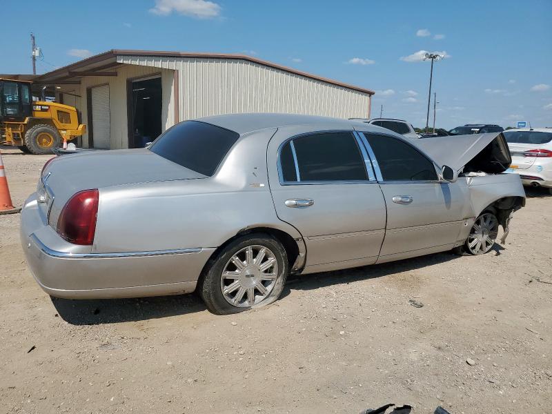 1LNHM82W13Y608408 - 2003 LINCOLN TOWN CAR SIGNATURE SILVER photo 3