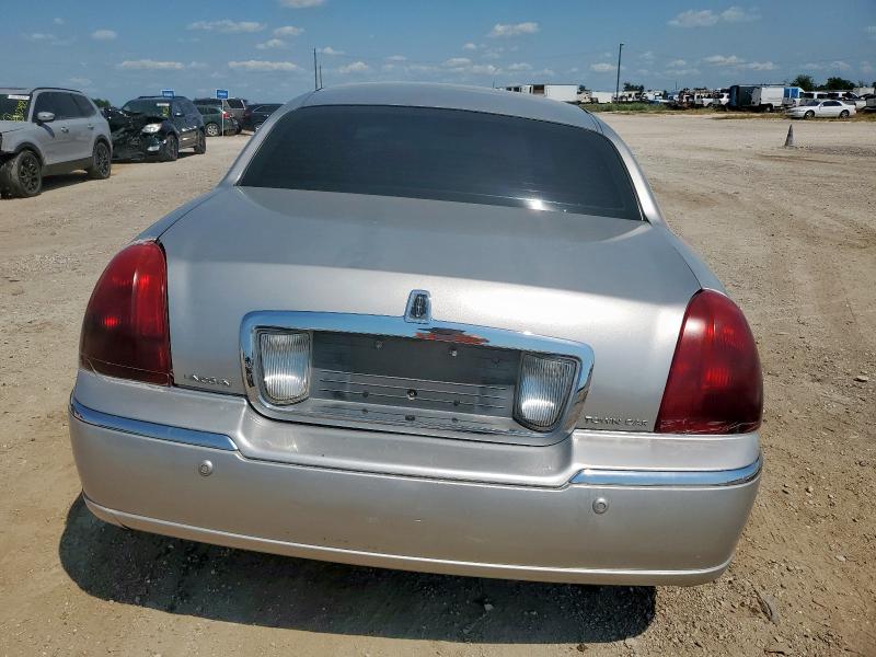 1LNHM82W13Y608408 - 2003 LINCOLN TOWN CAR SIGNATURE SILVER photo 6