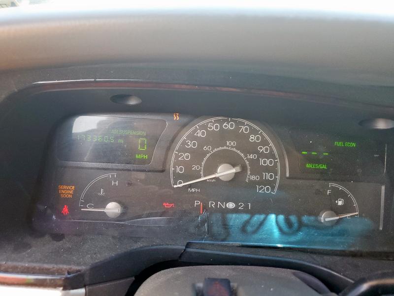 1LNHM82W13Y608408 - 2003 LINCOLN TOWN CAR SIGNATURE SILVER photo 9