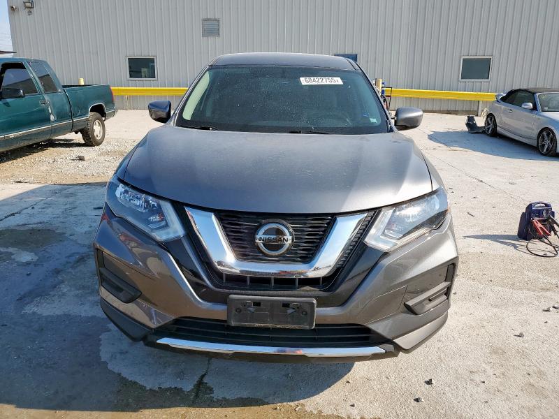 KNMAT2MT2JP561661 - 2018 NISSAN ROGUE S GRAY photo 5