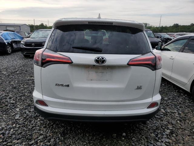 2T3BFREV4JW718678 - 2018 TOYOTA RAV4 LE Blanc photo 6