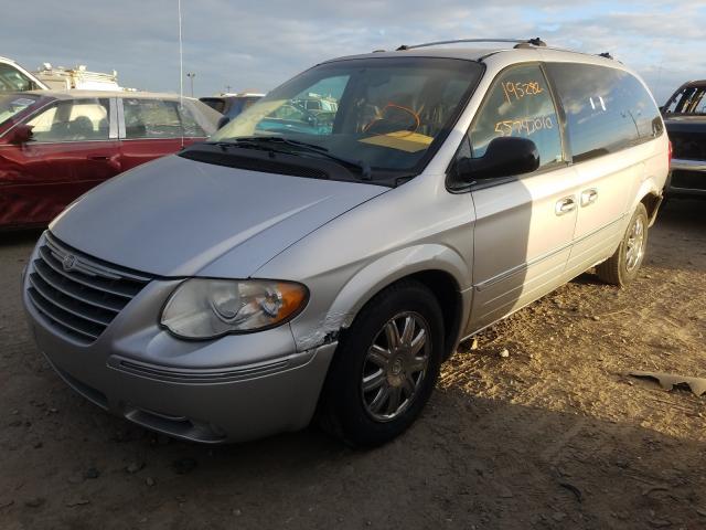 2C8GP64L45R418297 - 2005 CHRYSLER TOWN & COU LIMITED SILVER photo 2