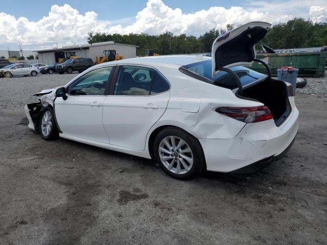 4T1C11AK4MU576068 - 2021 TOYOTA CAMRY LE WHITE photo 2