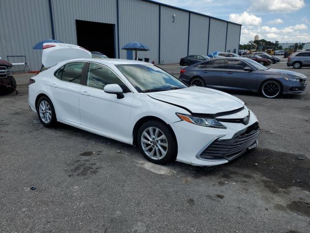 4T1C11AK4MU576068 - 2021 TOYOTA CAMRY LE WHITE photo 4