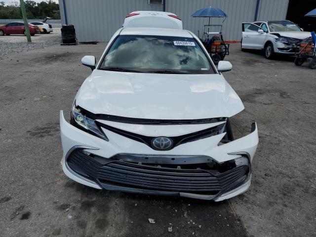 4T1C11AK4MU576068 - 2021 TOYOTA CAMRY LE WHITE photo 5