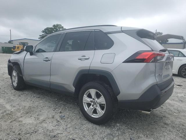 2T3P1RFV3MW195693 - 2021 TOYOTA RAV4 XLE SILVER photo 2