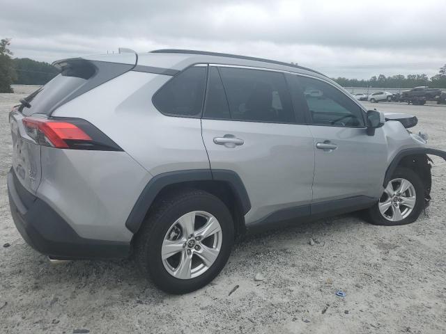 2T3P1RFV3MW195693 - 2021 TOYOTA RAV4 XLE SILVER photo 3