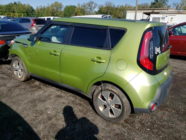 KNDJN2A21F7762917 - 2015 KIA SOUL GREEN photo 2