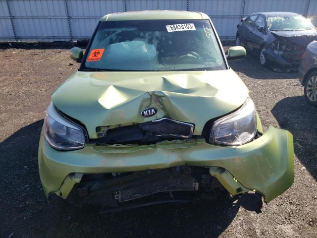 KNDJN2A21F7762917 - 2015 KIA SOUL GREEN photo 5