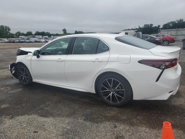 4T1T11BK9MU029747 - 2021 TOYOTA CAMRY SE WHITE photo 2