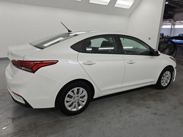 3KPC24A38KE061355 - 2019 HYUNDAI ACCENT SE Weiß Foto 3