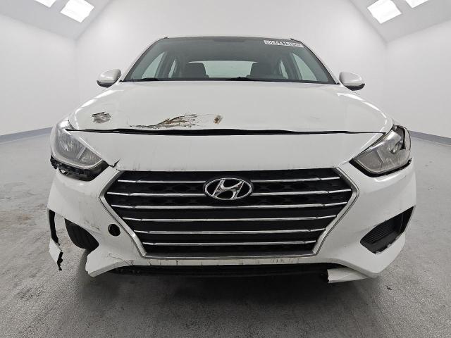 3KPC24A38KE061355 - 2019 HYUNDAI ACCENT SE Weiß Foto 5