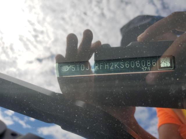 5TDJZRFH2KS606086 - 2019 TOYOTA HIGHLANDER SE RED photo 13