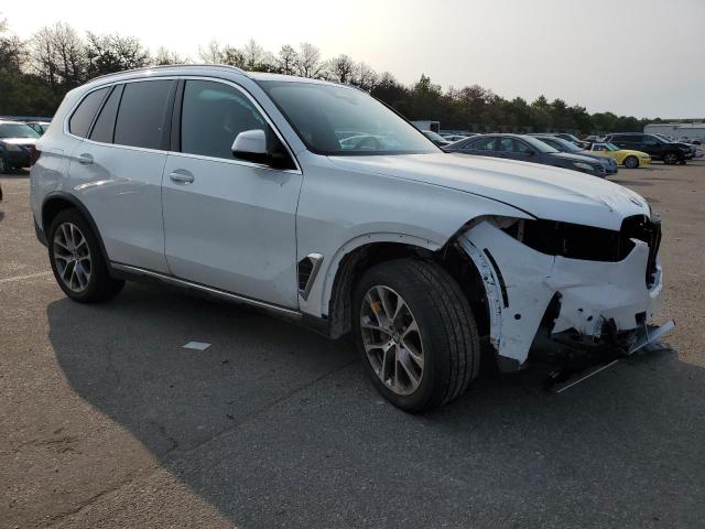 5UX23EU04R9U45758 - 2024 BMW X5 XDRIVE40I WHITE photo 4