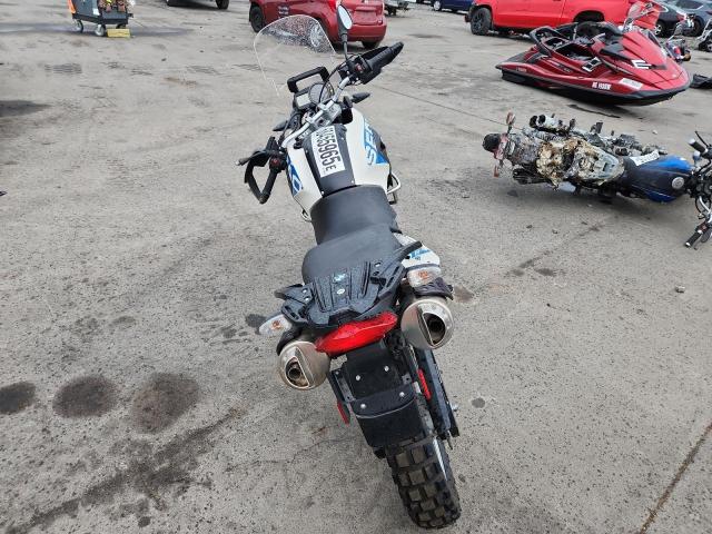 WB1014601CZC95346 - 2012 BMW G650 SERTAO WHITE photo 4