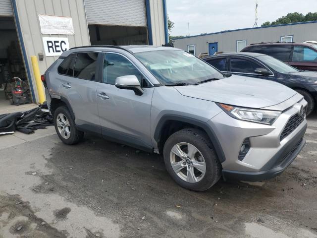 2T3P1RFV7LC132533 - 2020 TOYOTA RAV4 XLE SILVER photo 4