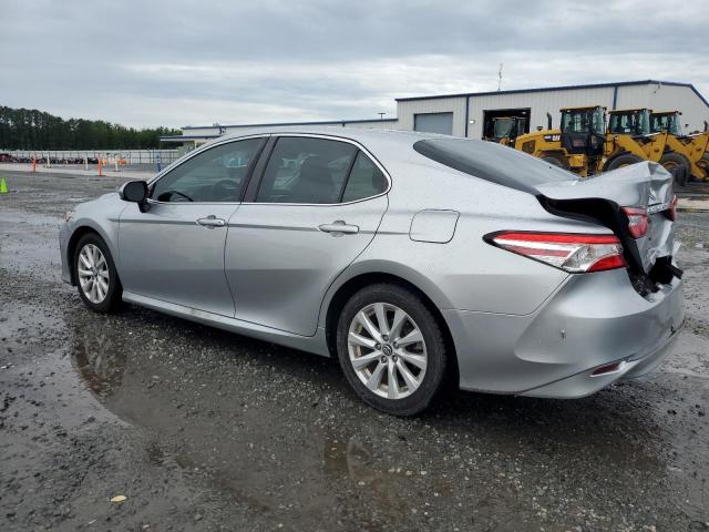 4T1B11HK4JU574768 - 2018 TOYOTA CAMRY L SILVER photo 2
