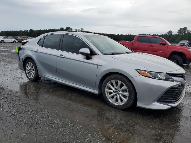 4T1B11HK4JU574768 - 2018 TOYOTA CAMRY L SILVER photo 4