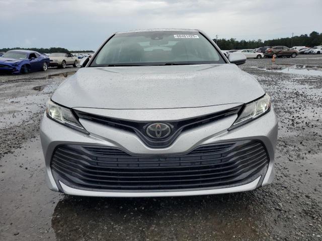 4T1B11HK4JU574768 - 2018 TOYOTA CAMRY L SILVER photo 5