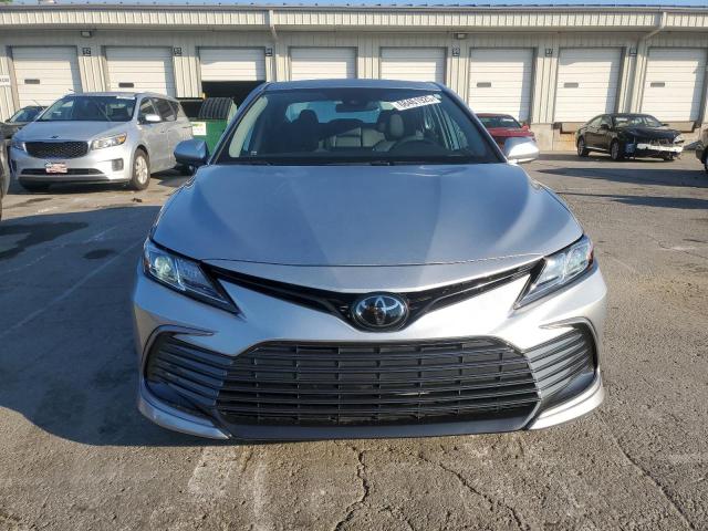 4T1C11AK5NU653516 - 2022 TOYOTA CAMRY LE 银色 照片 5