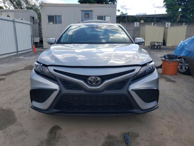 4T1G11AK8PU740928 - 2023 TOYOTA CAMRY SE NIGHT SHADE SILVER photo 5