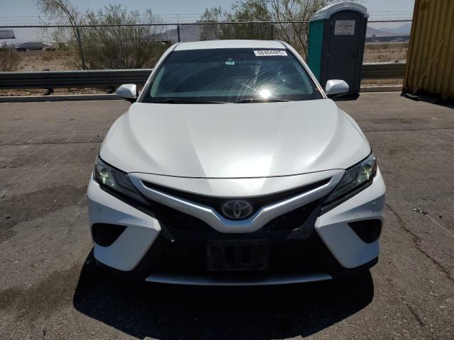 4T1B61HK0JU007443 - 2018 TOYOTA CAMRY XSE WHITE photo 5