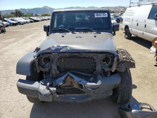 1C4HJWEG5JL923213 - 2018 JEEP WRANGLER U SAHARA Gris foto 5