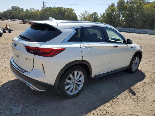 3PCAJ5M14KF121250 - 2019 INFINITI QX50 ESSENTIAL WHITE photo 3