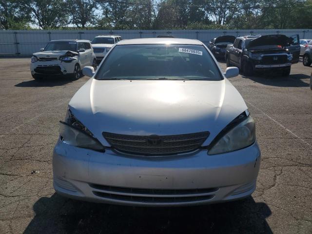 4T1BE32K92U607225 - 2002 TOYOTA CAMRY LE 银色 照片 5