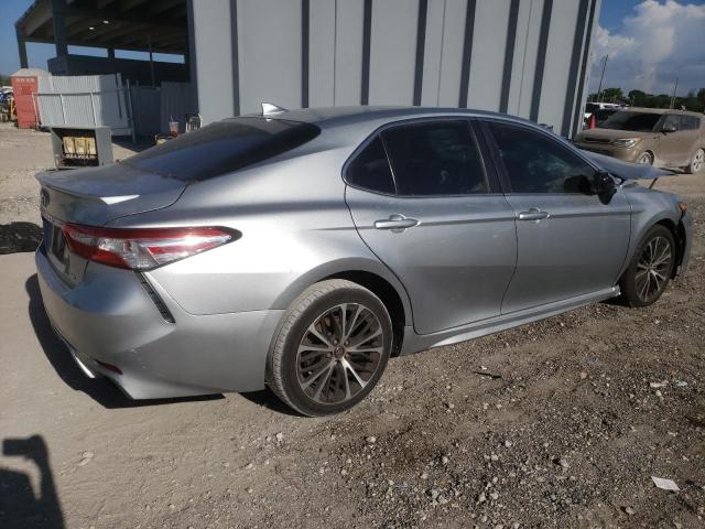 4T1G11AK2LU893007 - 2020 TOYOTA CAMRY SE 银色 照片 3