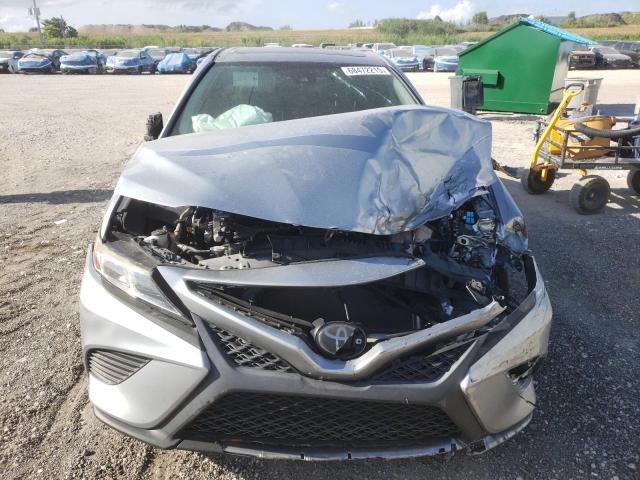 4T1G11AK2LU893007 - 2020 TOYOTA CAMRY SE 银色 照片 5