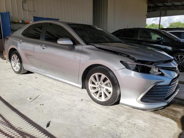 4T1C11AK1NU054967 - 2022 TOYOTA CAMRY LE SILVER photo 4