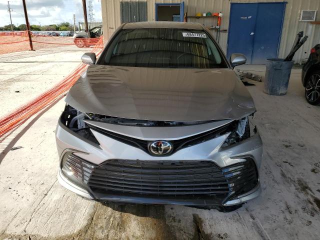 4T1C11AK1NU054967 - 2022 TOYOTA CAMRY LE SILVER photo 5