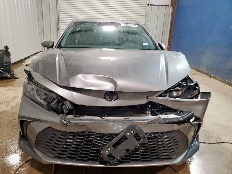 4T1DAACK6SU556435 - 2025 TOYOTA CAMRY XSE ნაცრისფერი ფოტო 5