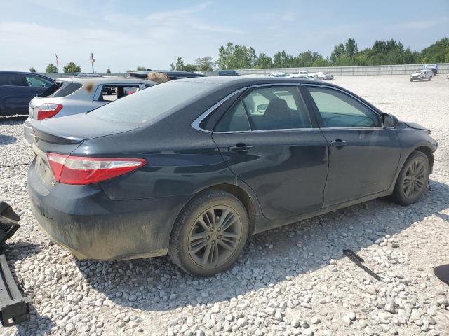 4T1BF1FK9HU621811 - 2017 TOYOTA CAMRY LE ნაცრისფერი ფოტო 3