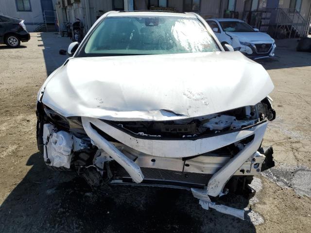 4T1G11AK3RU230618 - 2024 TOYOTA CAMRY SE NIGHT SHADE WHITE photo 5