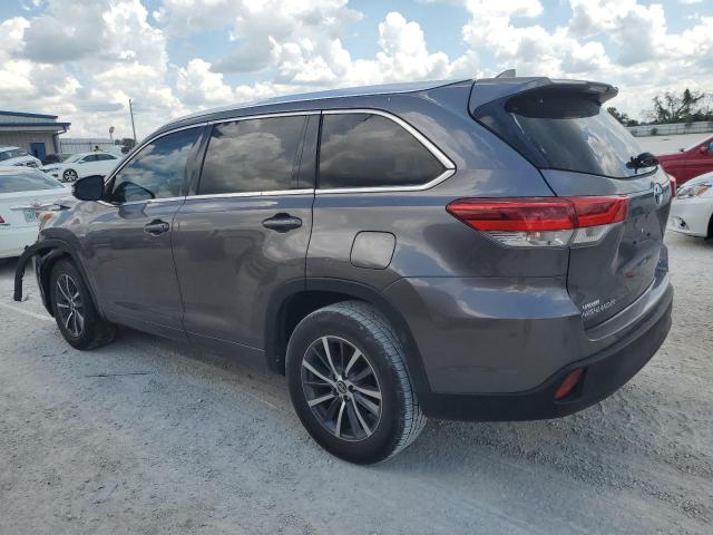 5TDKZRFH0JS529236 - 2018 TOYOTA HIGHLANDER SE GRAY photo 2