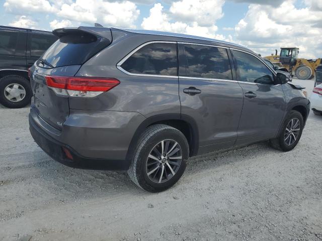 5TDKZRFH0JS529236 - 2018 TOYOTA HIGHLANDER SE GRAY photo 3