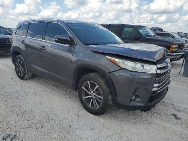 5TDKZRFH0JS529236 - 2018 TOYOTA HIGHLANDER SE GRAY photo 4