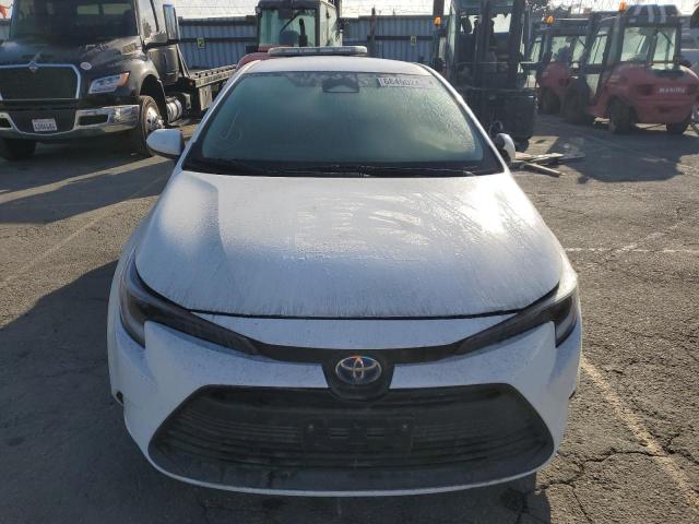 JTDBCMFE4PJ013493 - 2023 TOYOTA COROLLA LE Ақ фото 5