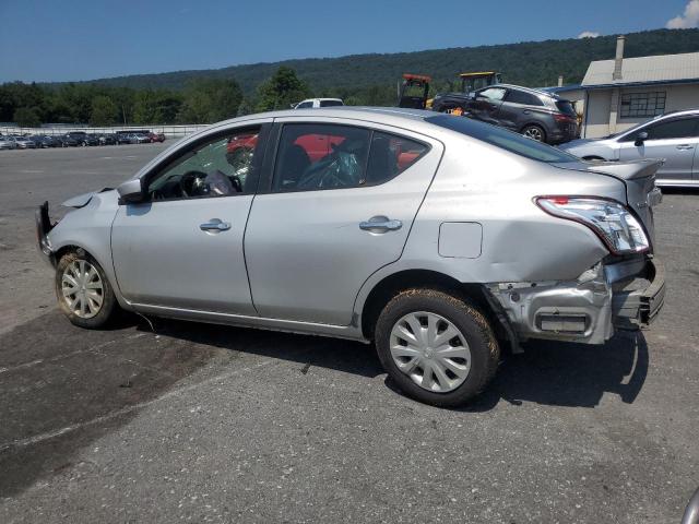 3N1CN7AP2JK436610 - 2018 NISSAN VERSA S SILVER photo 2