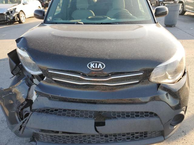 KNDJN2A21J7893726 - 2018 KIA SOUL BLACK photo 11