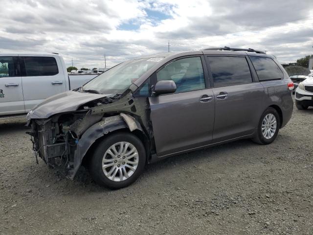 2011 TOYOTA SIENNA XLE, 